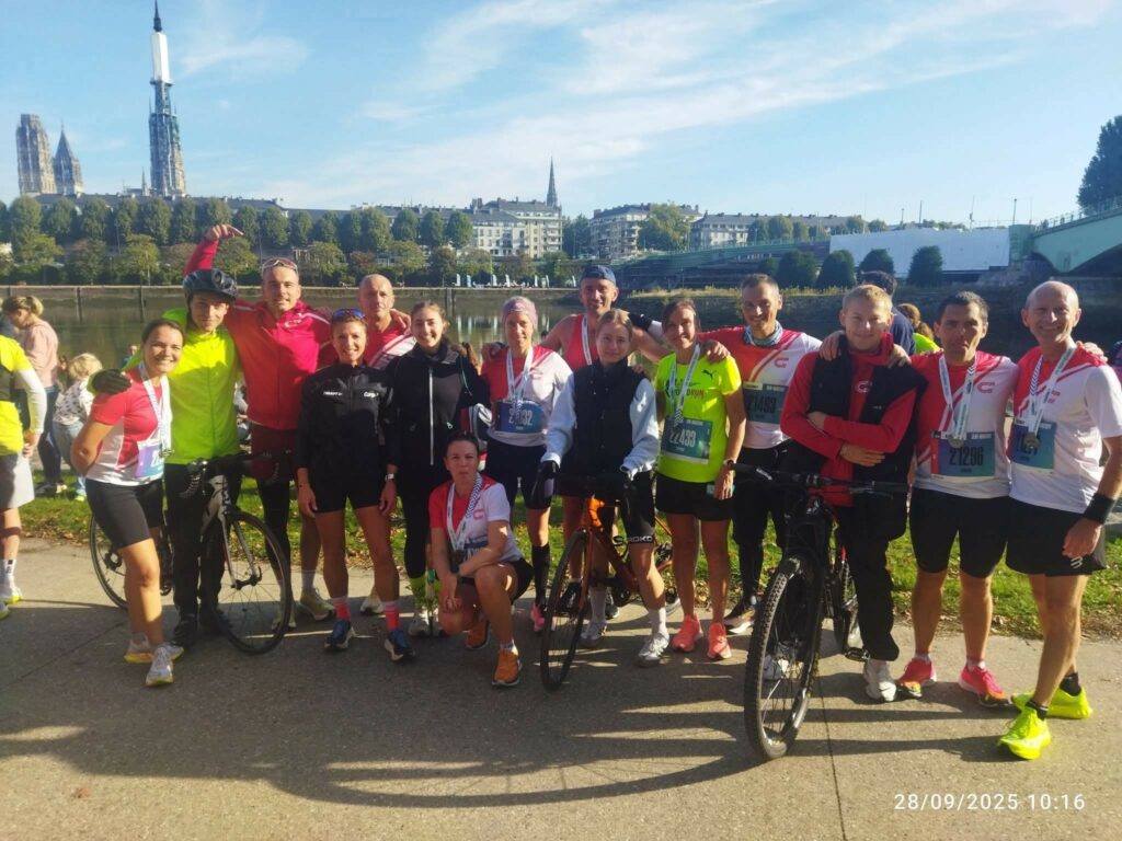 Peut être une image de 15 personnes, vélo et texte